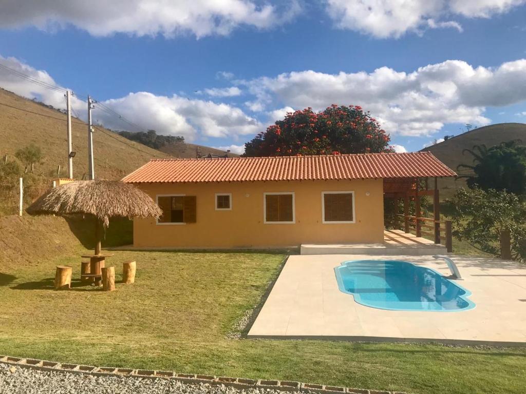 彼得罗波利斯Casa de campo的一座小房子,在庭院里设有一个游泳池