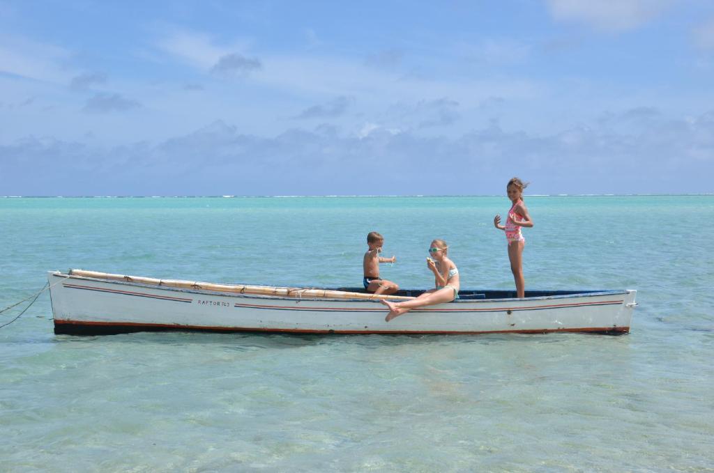 Rodrigues IslandRodrigues Holiday Family Villa Zourit的一群人坐在水中的船上