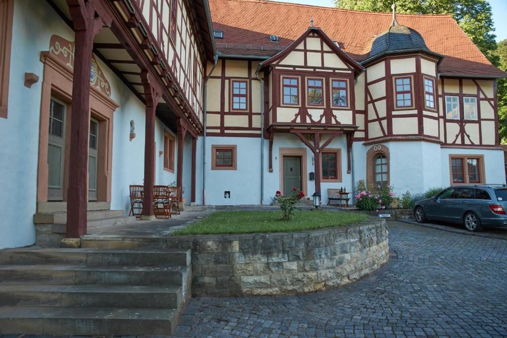艾森纳赫Schloss Fischbach的前面有停车位的房子