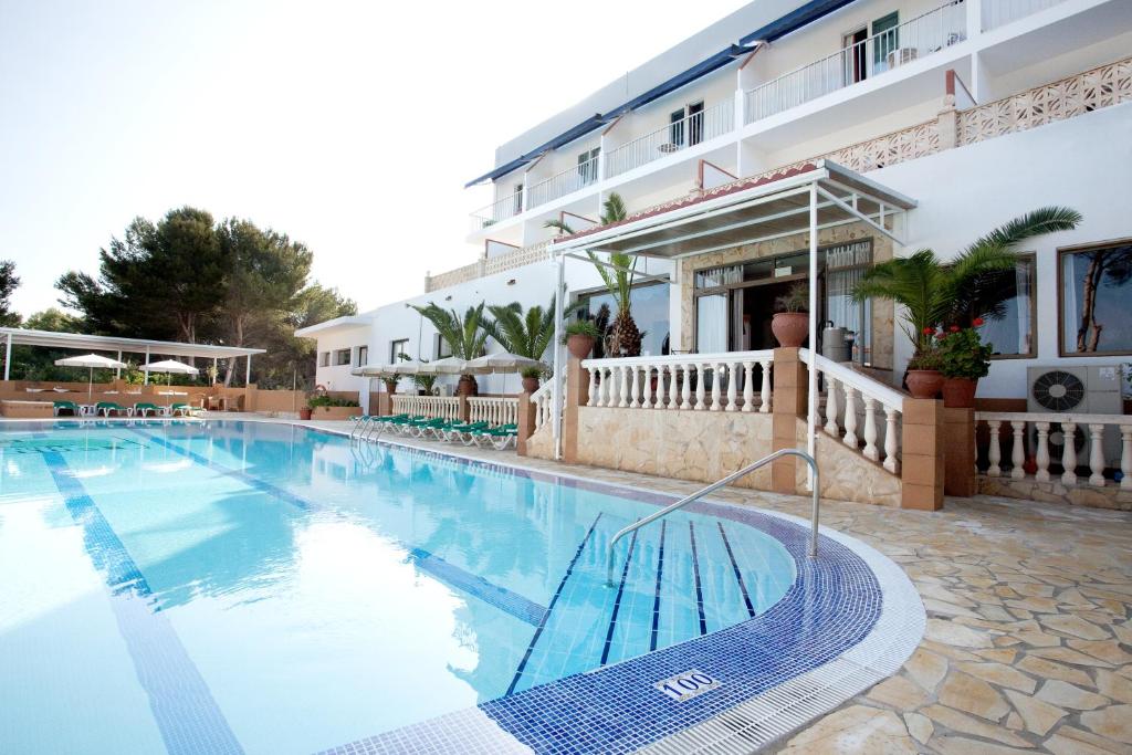 埃斯卡洛Hotel & Spa Entre Pinos-Adults Only的大楼前的大型游泳池