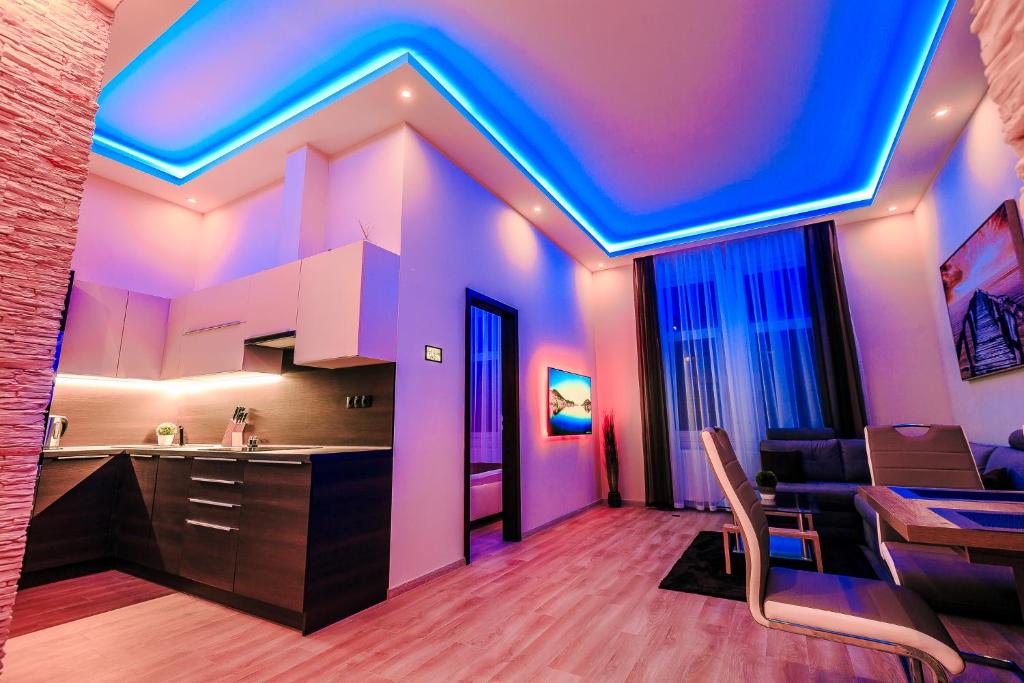 塞格德Luxury Smart Apartments的厨房的天花板上设有紫色和蓝色的灯光