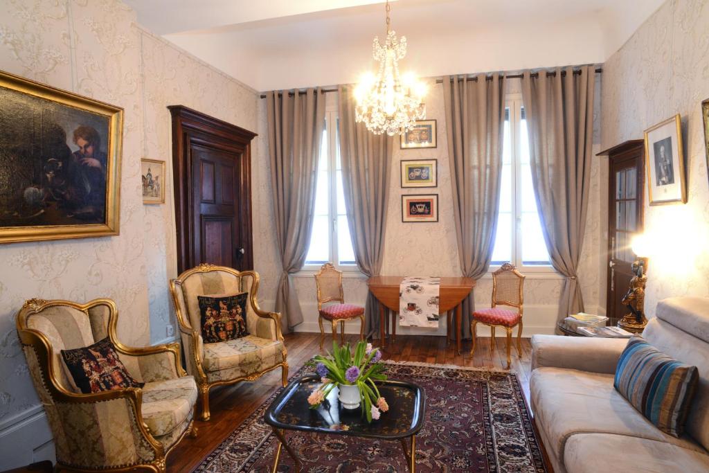 第戎Benigne Malyon的客厅配有沙发、椅子和桌子