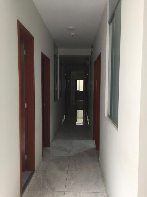 利马Hostal Parisuite的一条空的走廊,走廊通往一个房间