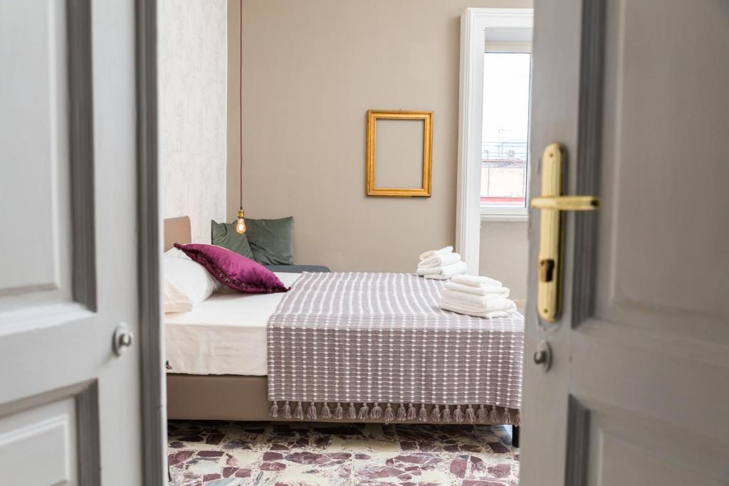 那不勒斯N'Art Suites - Napoli的一间小卧室,配有床和窗户