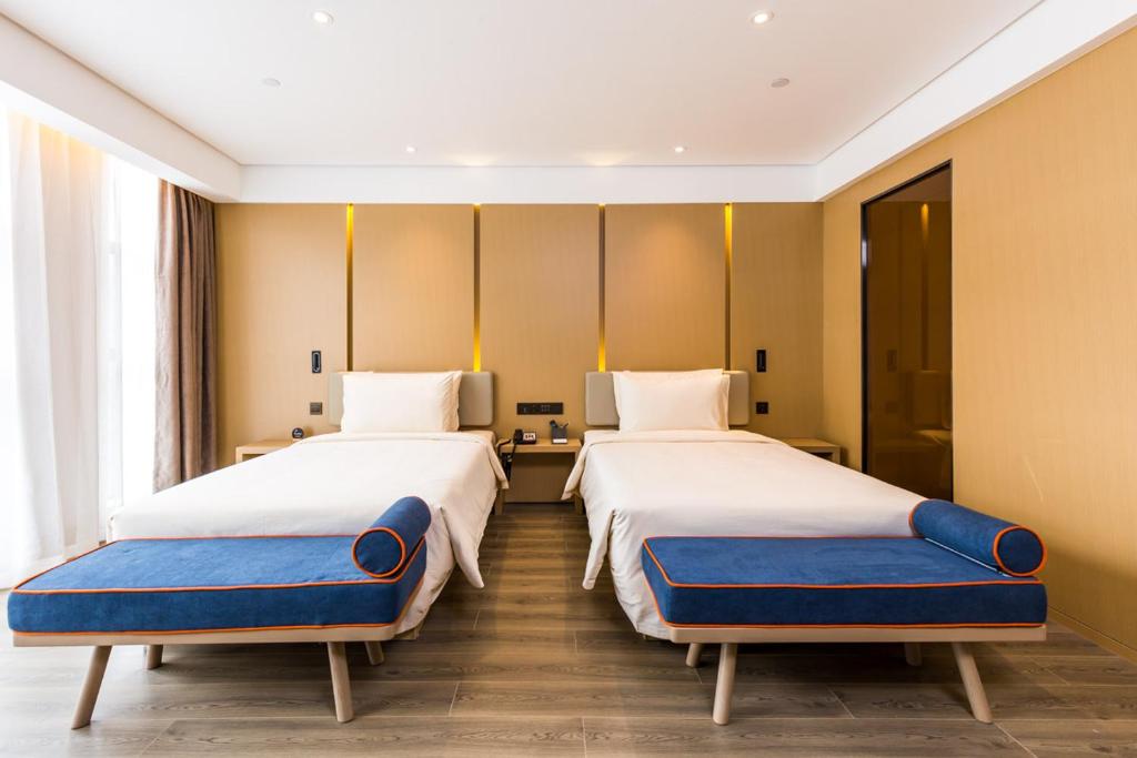 延安延安枣园亚朵酒店的配有两张床的旅馆客房