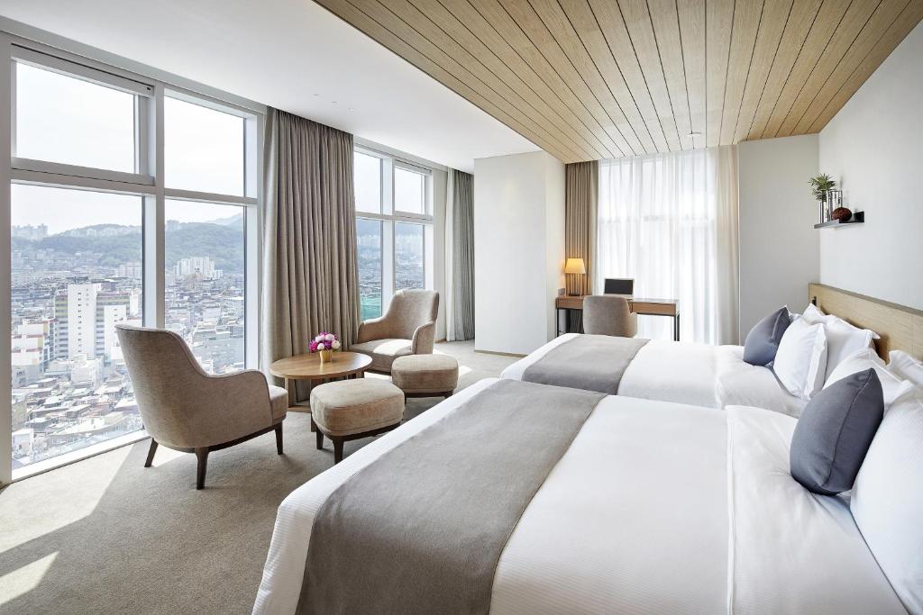 首尔MD HOTEL DOKSAN - Fomerly Staz Hotel Doksan的酒店客房设有一张大床和窗户。