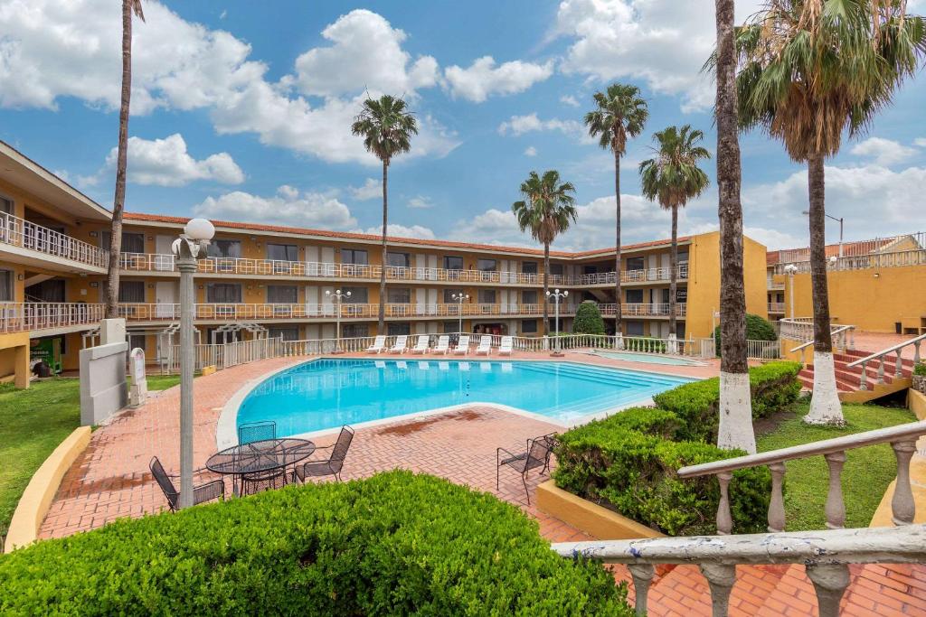 彼德拉斯内格拉斯皮德拉内格拉品质酒店的棕榈树酒店的一个游泳池