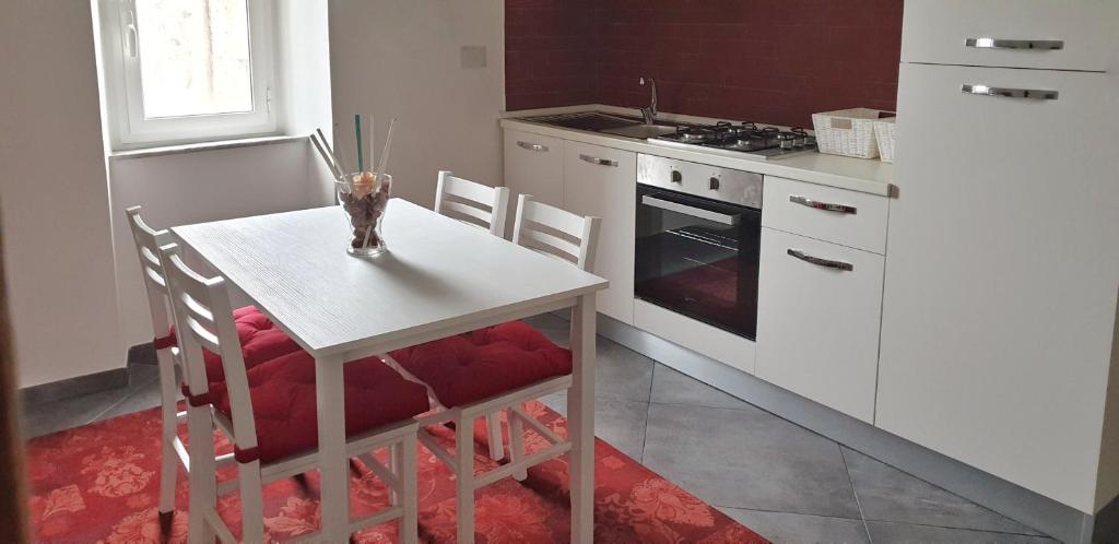 博尔塞纳La Casa di Alberto的厨房配有桌椅和炉灶。