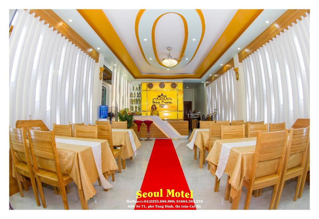 吉婆岛Seoul Motel Seaview的餐厅配有桌椅,铺有红地毯