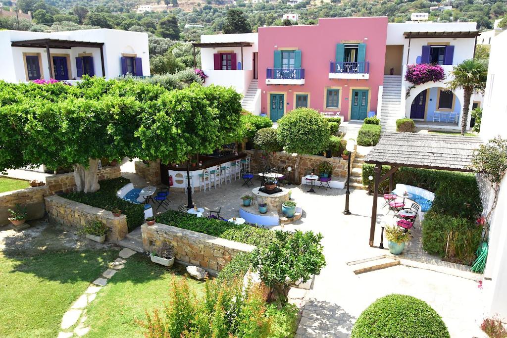 阿齐亚马利那Nefeli Hotel Leros的享有花园房屋的空中景致