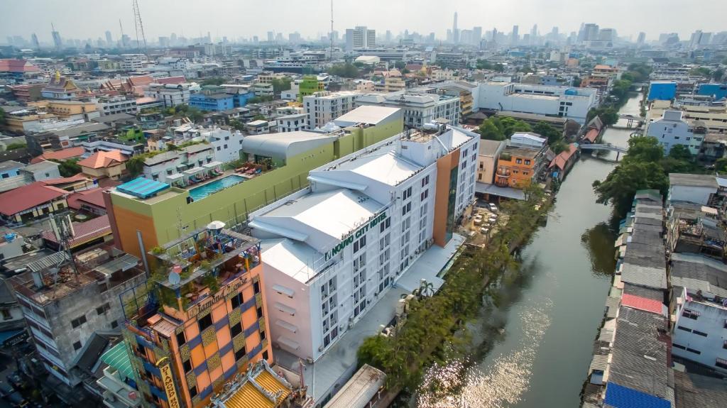 曼谷诺沃城大酒店的享有河流和建筑的城市美景