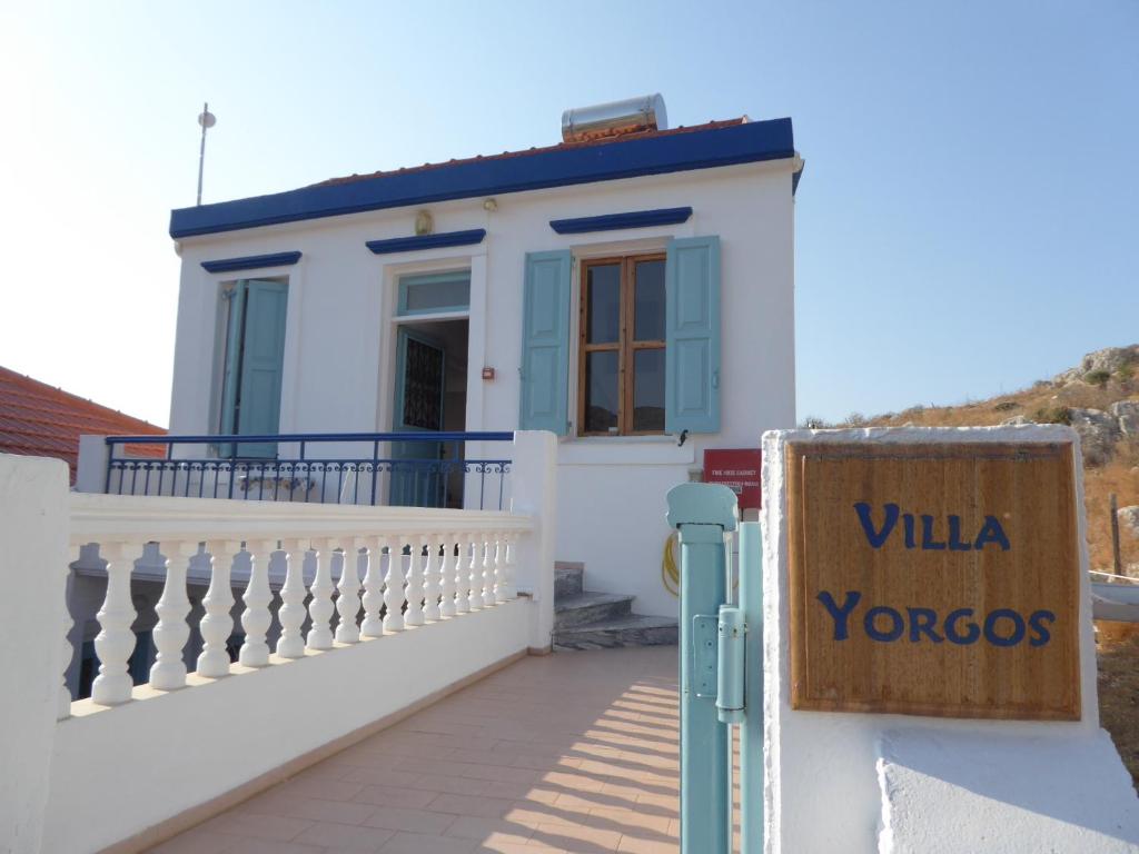 哈尔基岛Villa Yorgos的前面有标志的白色小房子