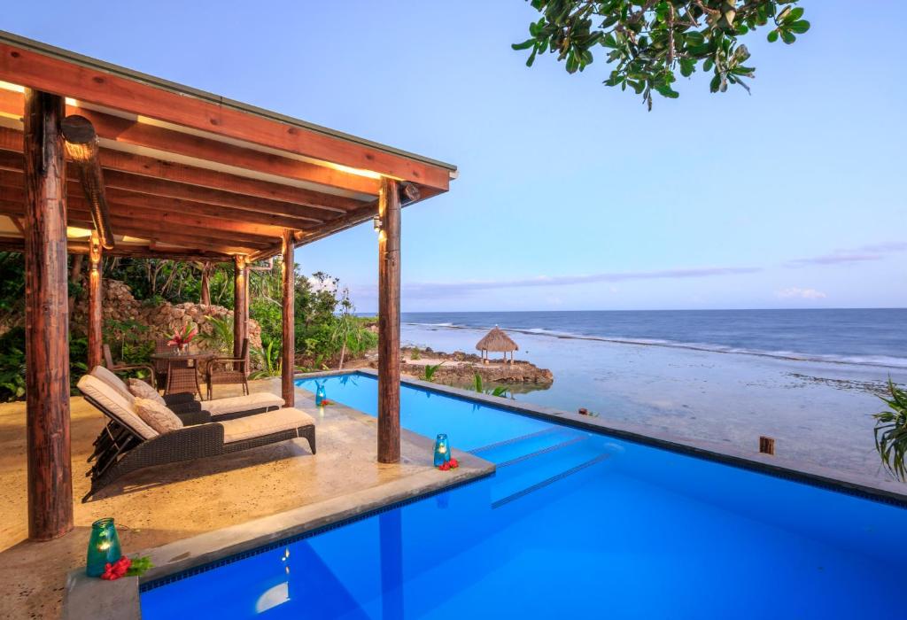 萨武萨武萨瓦西岛度假村的海边带游泳池的房子