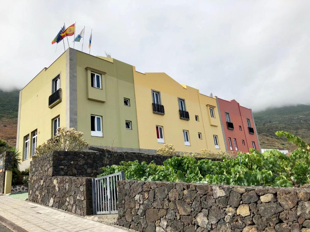 弗龙特拉Apartamentos Los Verodes的上面有两面旗帜的建筑