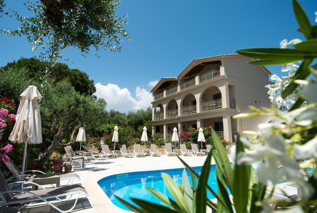 拉加纳斯Paradise Vezal的一座带游泳池和椅子的度假村和一座建筑