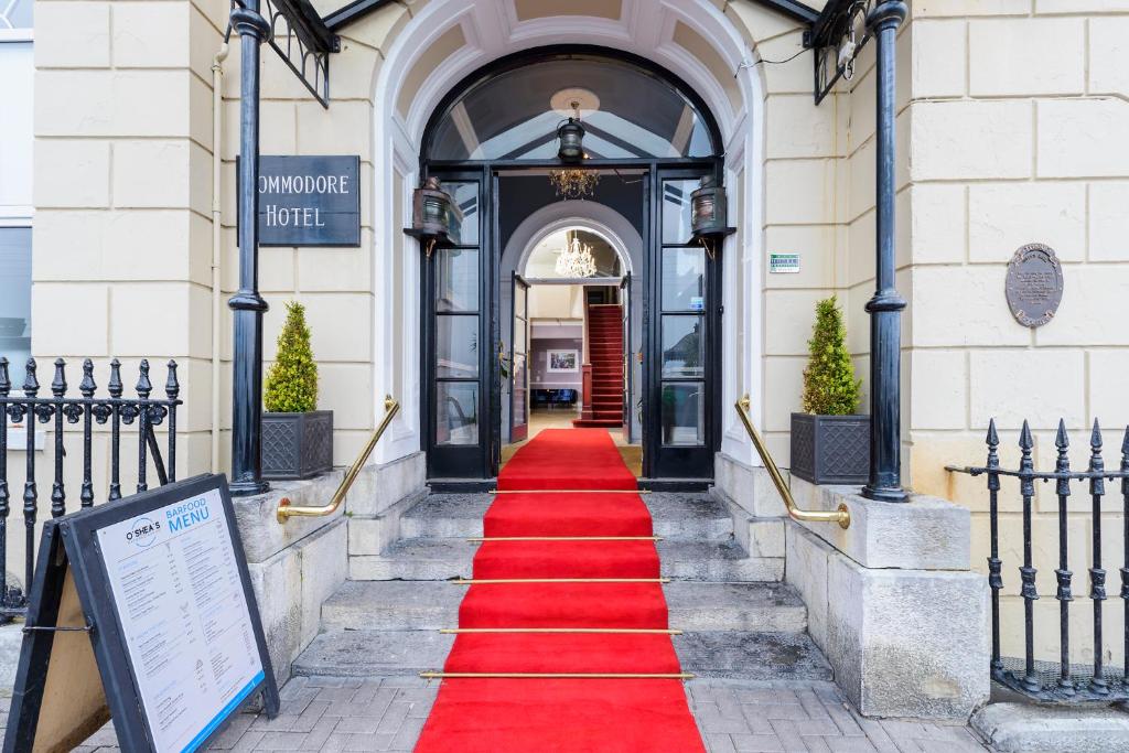 科芙考莫道儿酒店的红地毯到达了大楼的前面