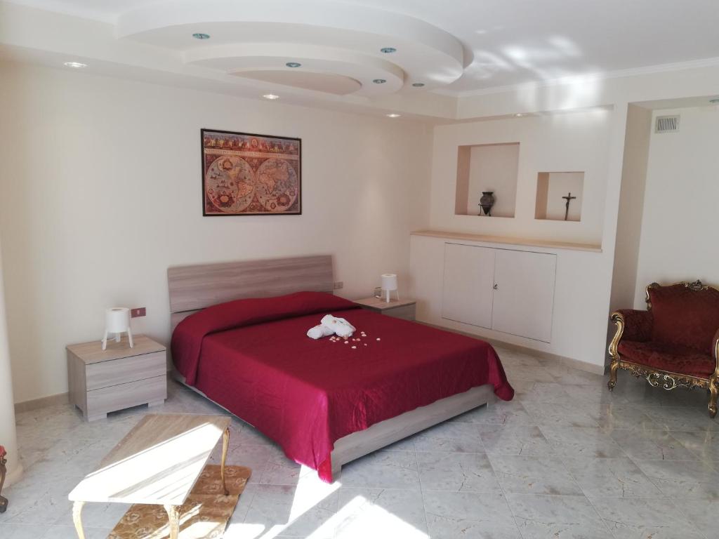 马萨夫拉A Casa di Carla e Lucia的一间卧室配有红色的床和椅子