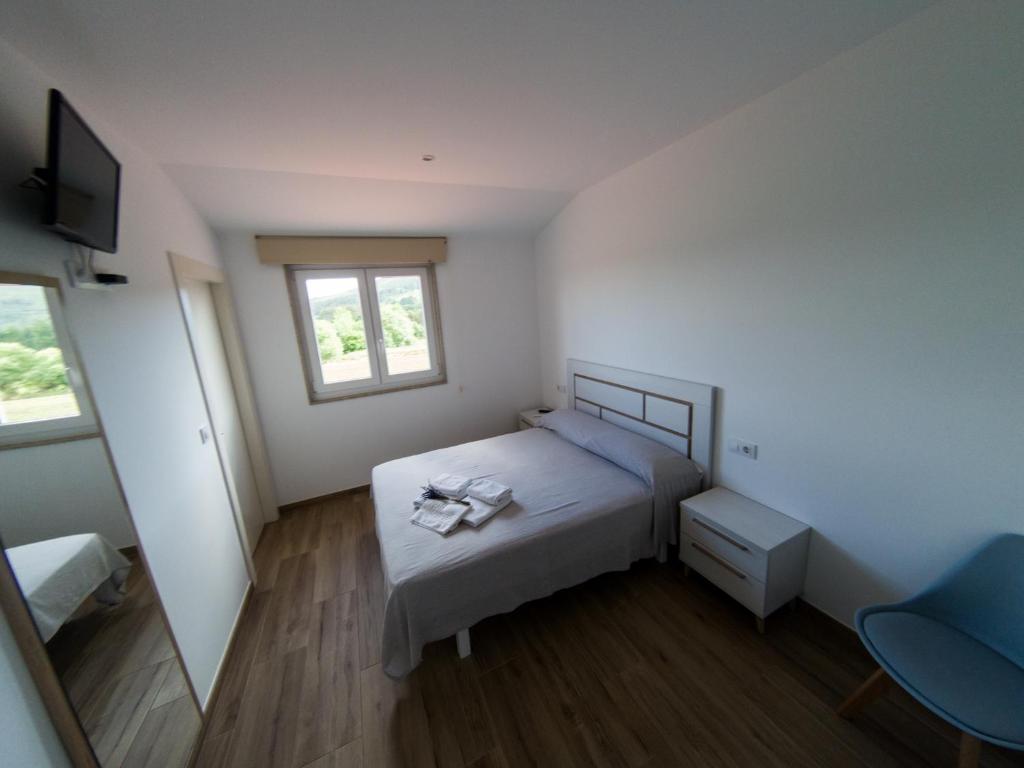 AbeleirasAlbergue Casa Manola的一间小卧室,配有床和窗户