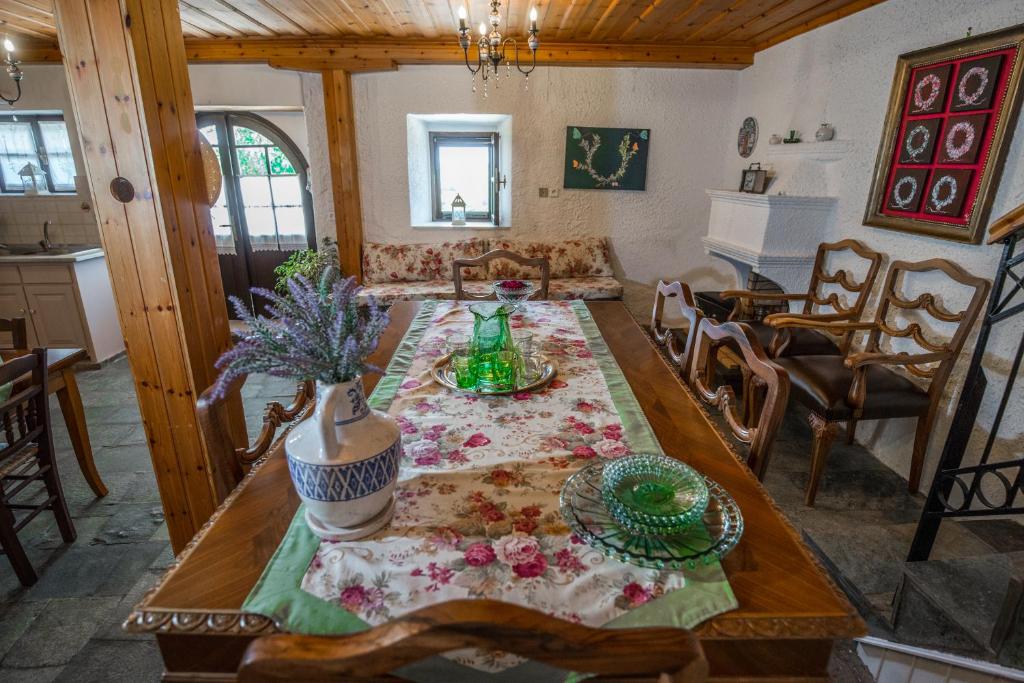 KávallosVilla Livas的用餐室,配有鲜花桌
