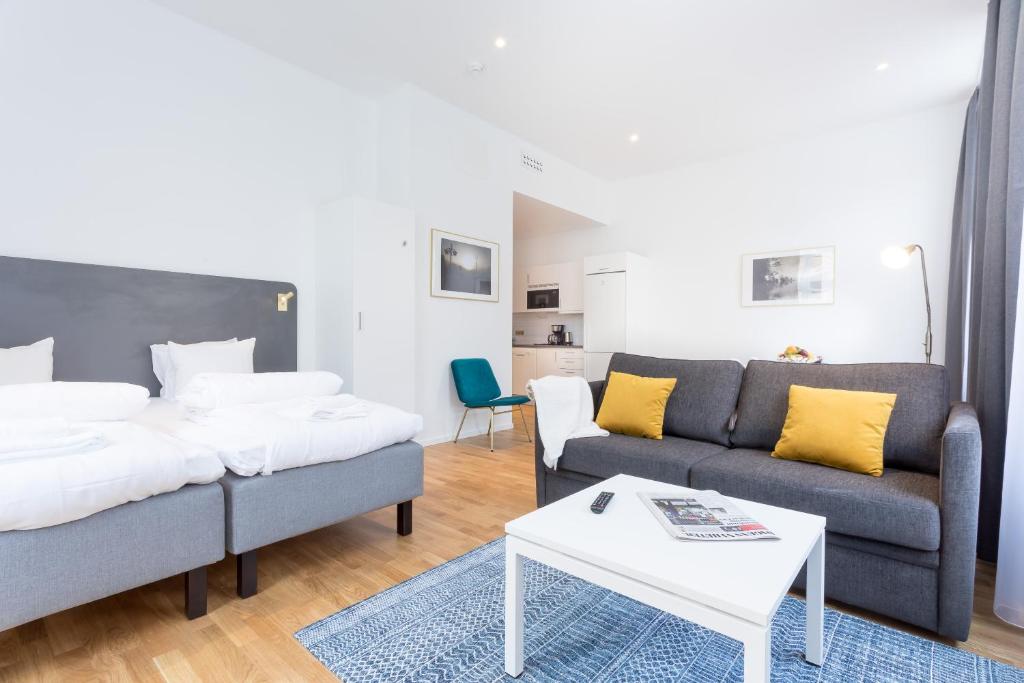 松德比贝里ApartDirect Sundbyberg的客厅配有两张沙发和一张桌子