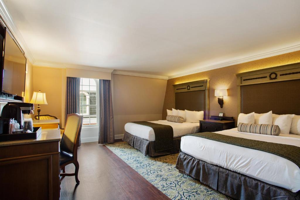 新奥尔良圣玛丽酒店的酒店客房设有两张床和电视。