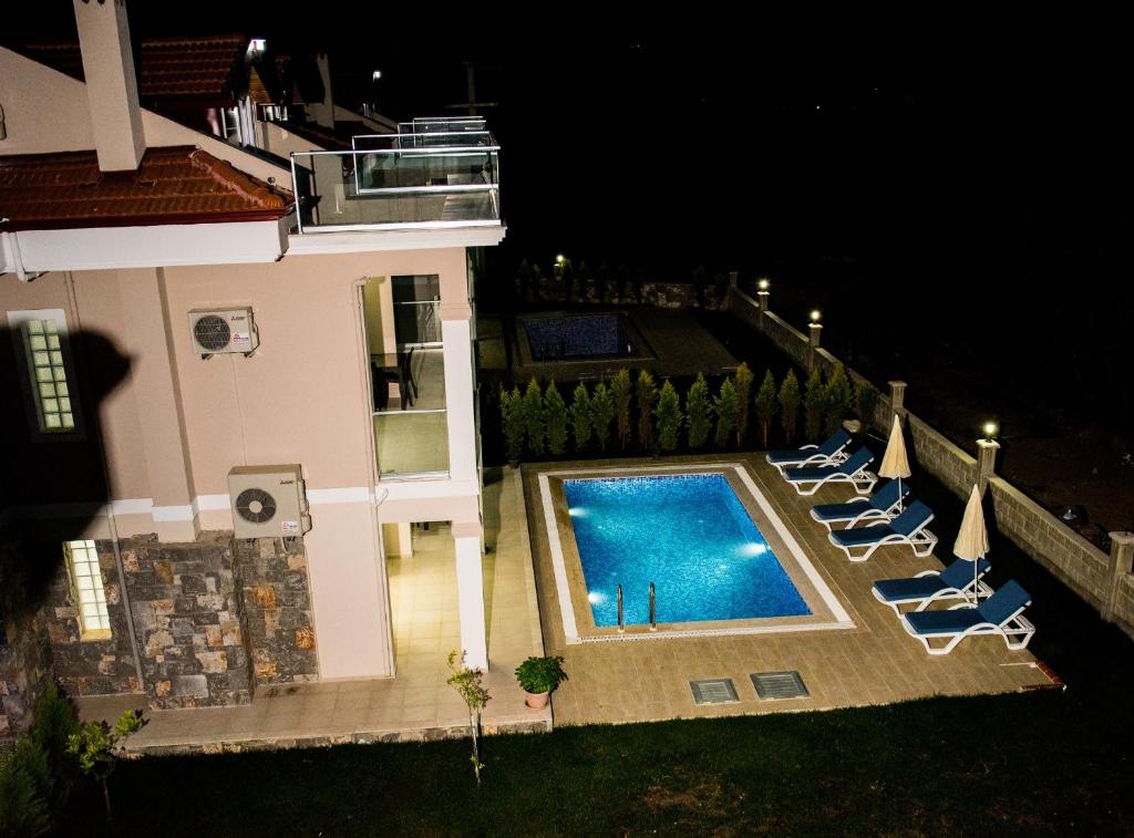 费特希耶Villa Calıs 2的享有带躺椅的游泳池的顶部景致