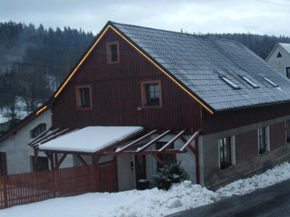 切尔尼杜尔Chata Roudny的雪覆盖的屋顶房屋
