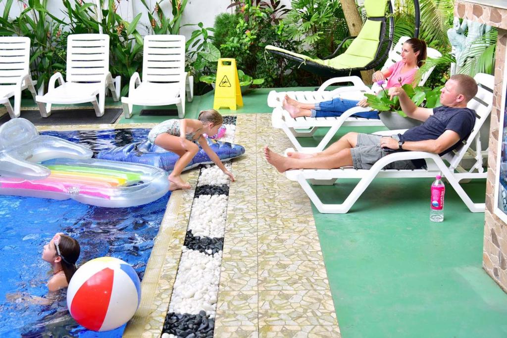 科伦坡Colombo Villa的一群人在游泳池玩耍