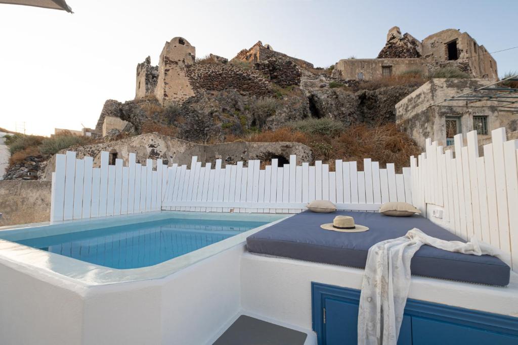 阿克罗蒂里Santo Castello的一个带床的游泳池,一个城堡的背景