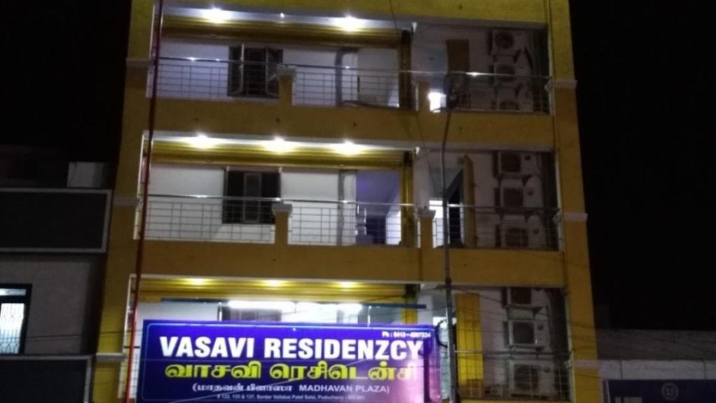 蓬蒂切里Vasavi Residenzcy的前面有标志的高楼