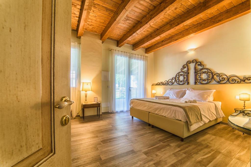 布德里奥Agriturismo Podere Amati的一间卧室设有一张带木制天花板的大床