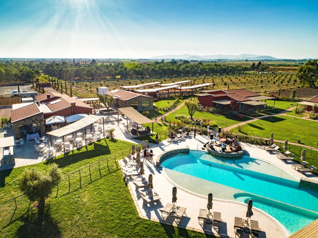 奥尔贝泰洛Podere Maremma Spa & Ristorante的享有带游泳池的度假村的空中景致
