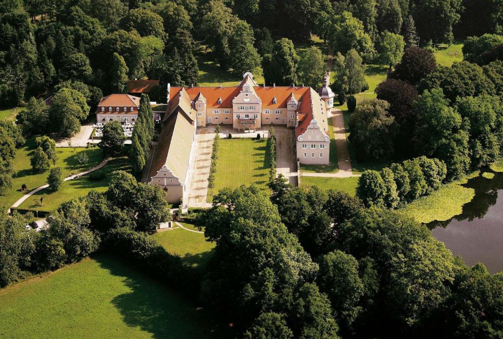 达姆施塔特加格施洛斯克兰尼斯坦酒店的享有树木繁茂的大城堡的空中景致