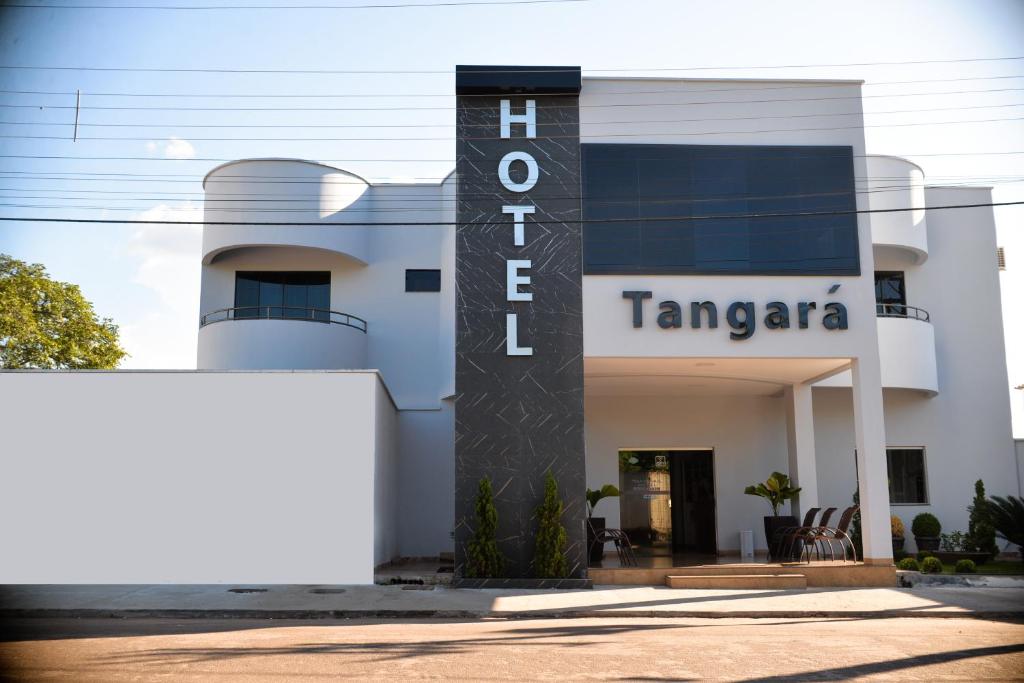 Paraíso do TocantinsTangará Hotel的带有读酒店橘子树标志的建筑