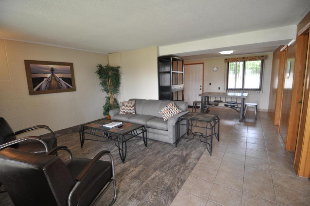 米尔斯Silver sands resort的客厅配有沙发和桌子