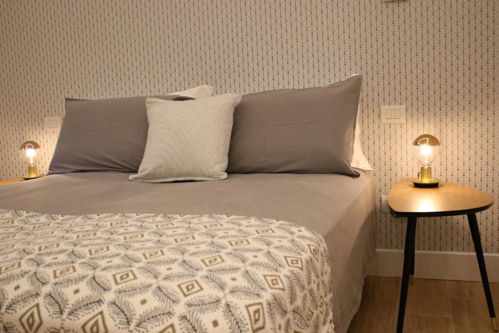 那不勒斯La Casa nel Parco的一间卧室配有一张床和两张台灯。