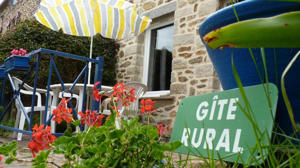 滨海圣布里阿克Gite la Ville Brunet的鲜花屋前的标志