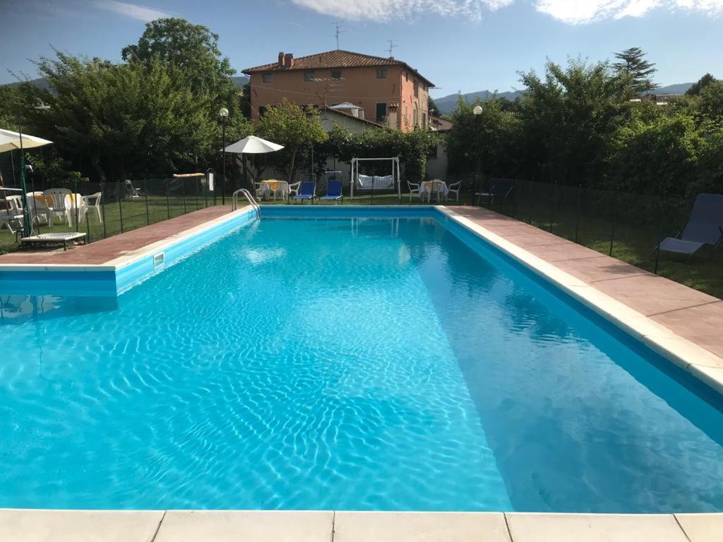 圣塞波尔克罗Agriturismo Il Giardino的蓝色海水大型游泳池