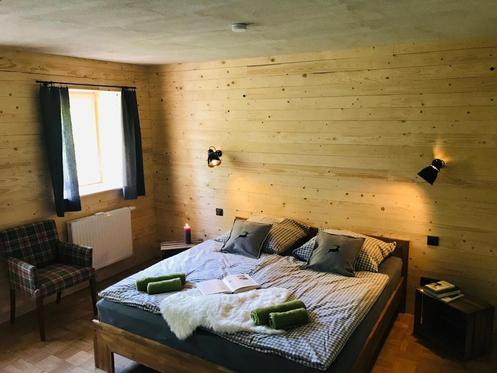 阿尔特瑙Altes Forstamt Altenau的一间卧室配有一张木墙床