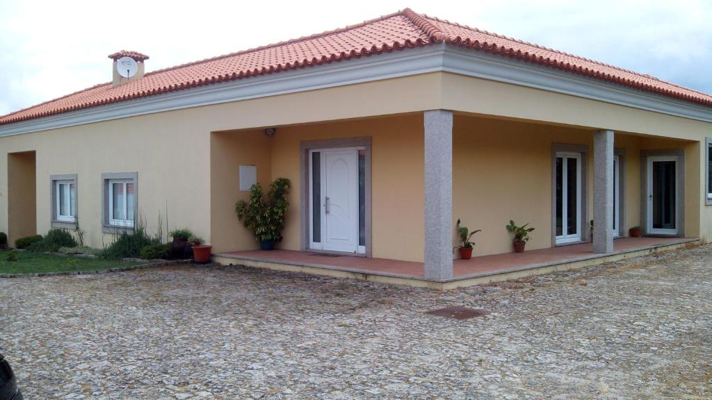 阿鲁卡Casa das Bocelinhas的前面有车道的小房子