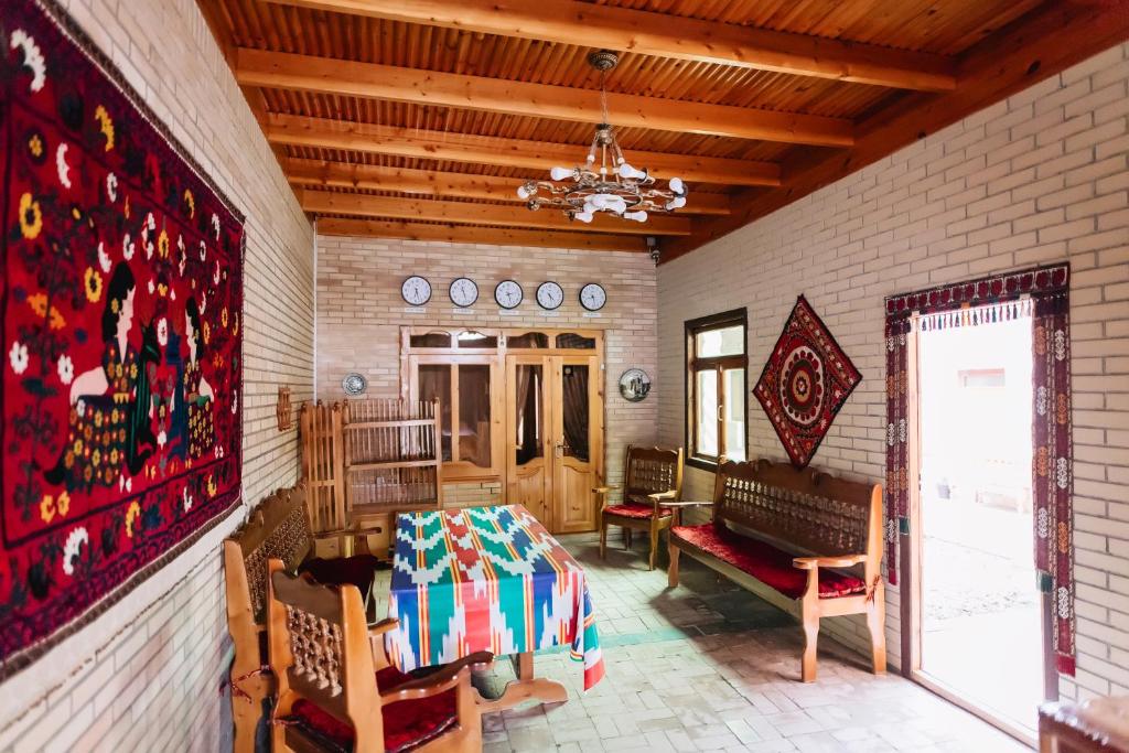 撒马尔罕Trip.LE Hostel Samarkand的配有桌椅和沙发的房间