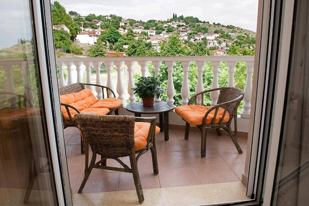 AgreliáAnamniseis的阳台配有桌椅,享有风景。