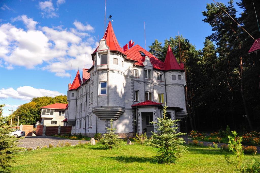Babin欧梓斯姆酒店的一座城堡,在庭院的顶部有一个红色的屋顶