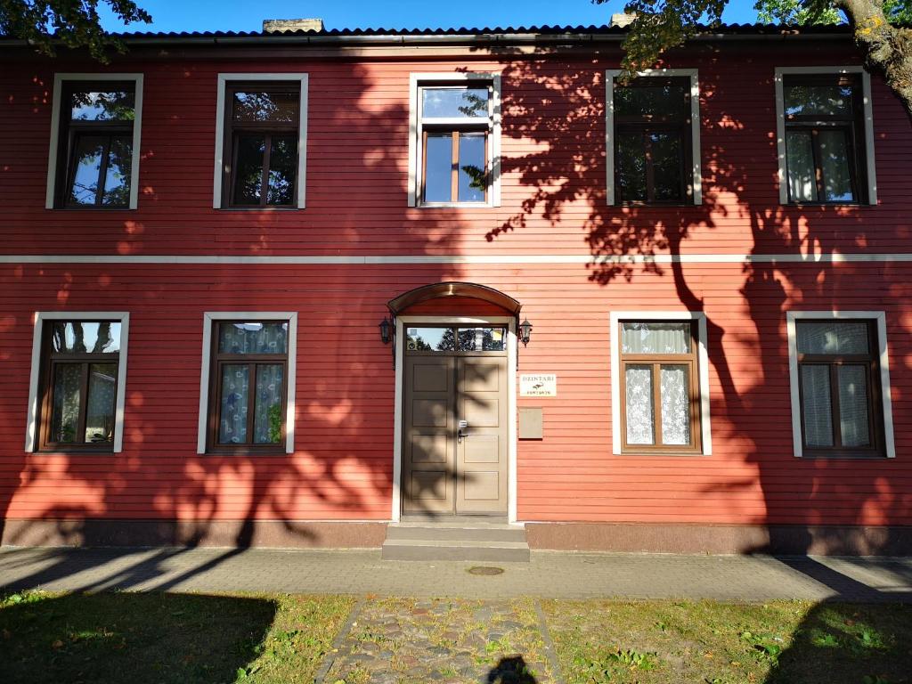 文茨皮尔斯Dzintari的前面有一扇门的红色房子