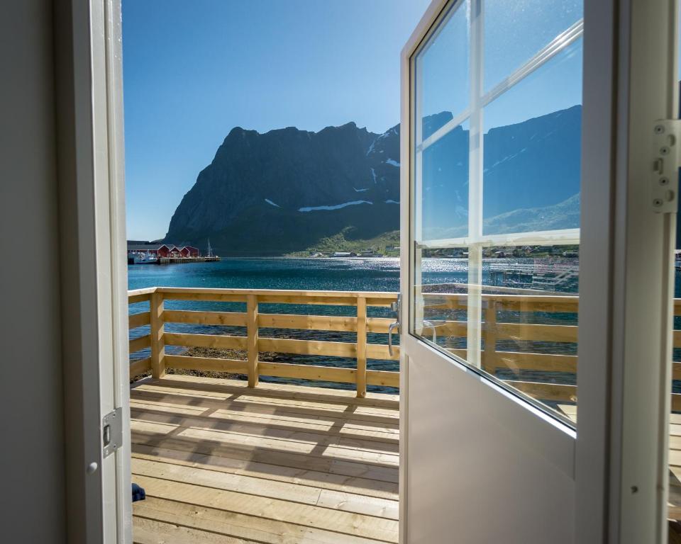 雷讷Reine seaview cabin的通往享有水景的阳台的门