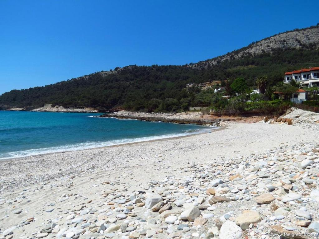 Thymonia BeachVilla Glaykos的一片拥有岩石和海洋的沙滩