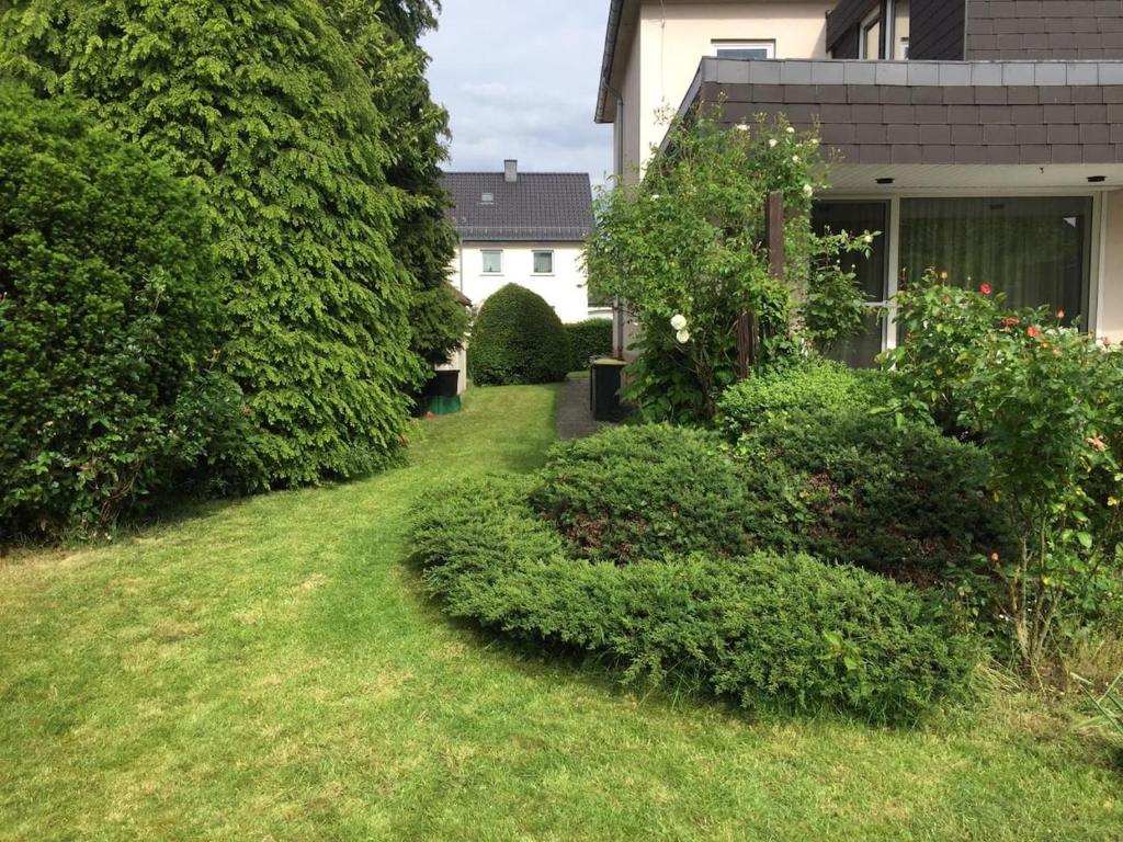 比勒费尔德Entire house, quiet city location, garden, parking的绿树成荫的院子和房子