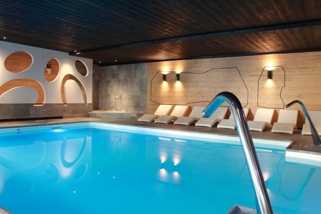 热拉梅加玛尼温泉酒店的游泳池位于酒店带椅子的客房内,游泳池