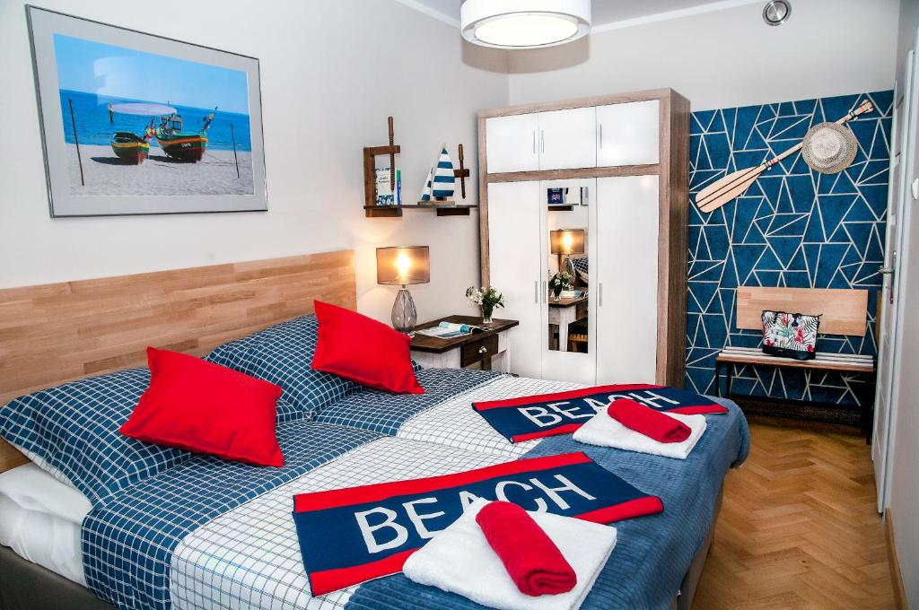 索波特Blue Grey Atelier的一间卧室配有一张带红色枕头的床