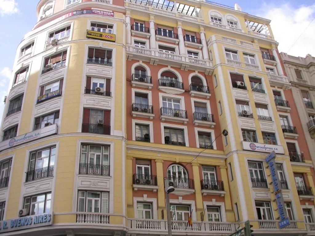 马德里布宜诺斯艾利斯旅馆的一座大型黄色建筑,有很多窗户